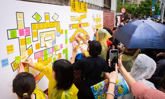 Mainland Chinese Could Be Barred From Taiwan for Damaging ‘Lennon Walls’ Supporting Hong Kong Protests