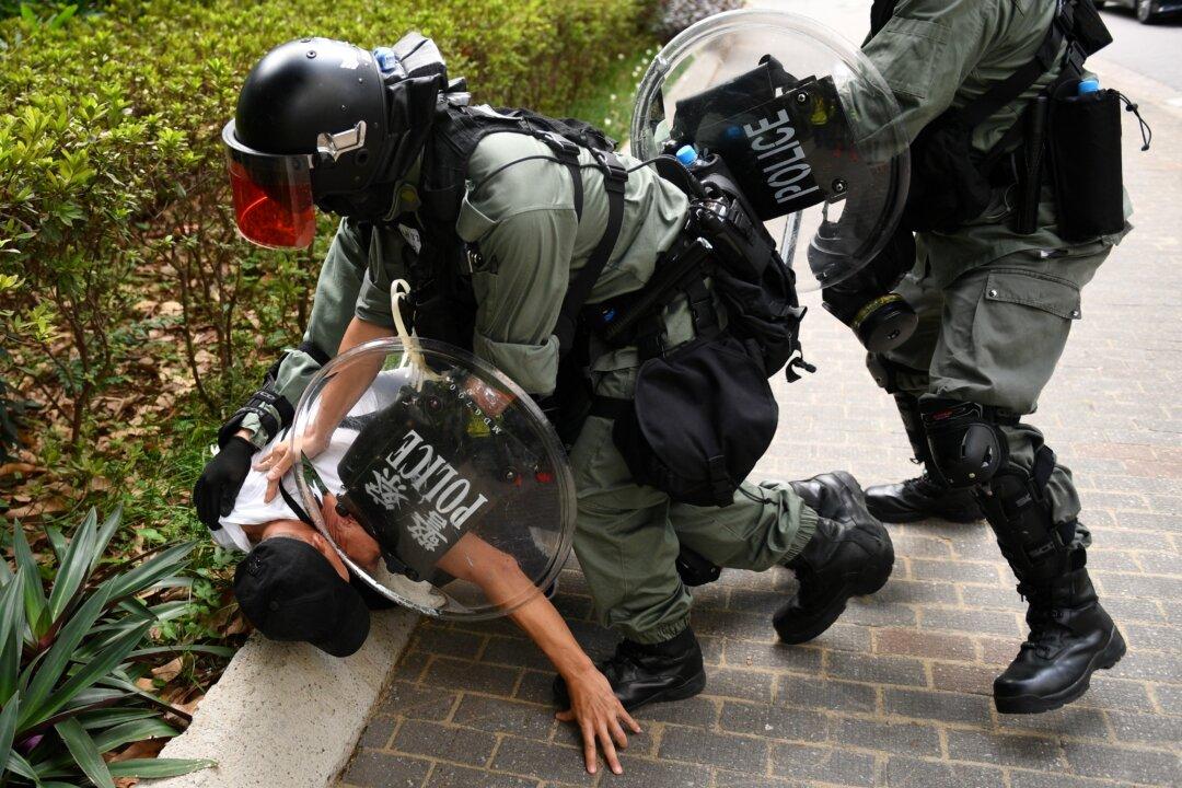Hong Kong Police Officer Becomes One of the Protesters