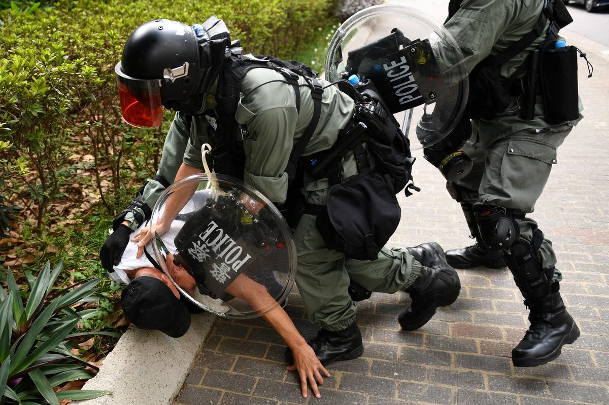 Hong Kong Police Officer Becomes One of the Protesters
