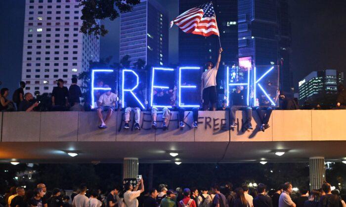 Hong Kong Medics Condemn Police Brutality in Peaceful Rally