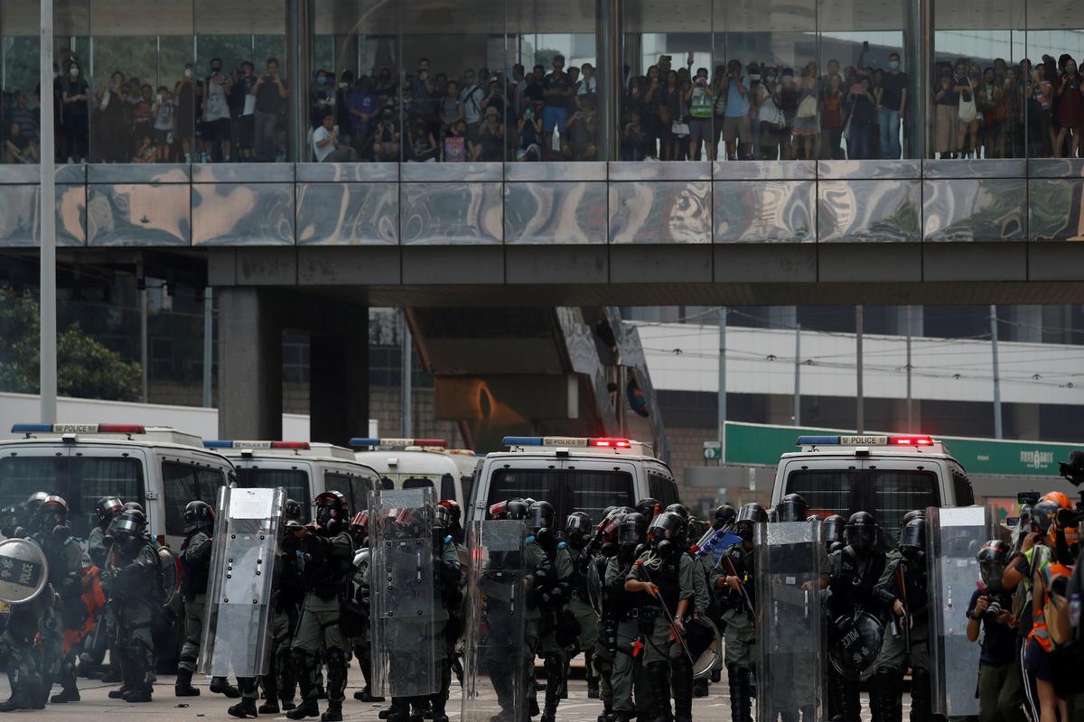 Riot police stand guard while people watch from a shopping mall during a demonstration of anti-government protesters in Admiralty district, Hong Kong, China on Sept. 29, 2019. (Jorge Silva/Reuters)