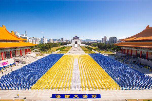 About 6,500 adherents do a meditative exercise together following a character formation in Taipei, Taiwan, on Nov. 16, 2019. (Chen Po-chou/The Epoch Times)