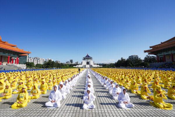 About 6,500 adherents do a meditative exercise together following a character formation in Taipei, Taiwan, on Nov. 16, 2019. (Gong An-ni/The Epoch Times)