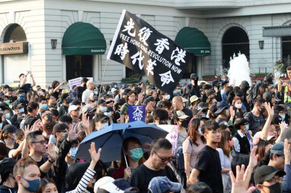 380,000 Hongkongers march under the theme of “Never Forget Why You Started” in Tsim Sha Tsui on Dec. 1, 2019. (Sung Pi Lung/The Epoch Times)