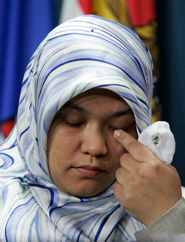 An emotional Kamila Talendibaeva makes a plea during a news conference for the release of her husband, Huseyin Celil, a Canadian who has been detained in China, on Parliament Hill on April 26, 2006.(CP PHOTO/Fred Chartrand)