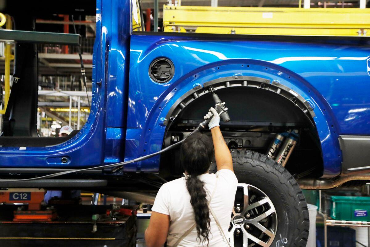 United Auto Workers assemblyman works on a 2018 Ford F-150 truck being assembled at the Ford Rouge assembly plant, in Dearborn, Mich. on Sept. 27, 2018 (Carlos Osorio/AP-File)