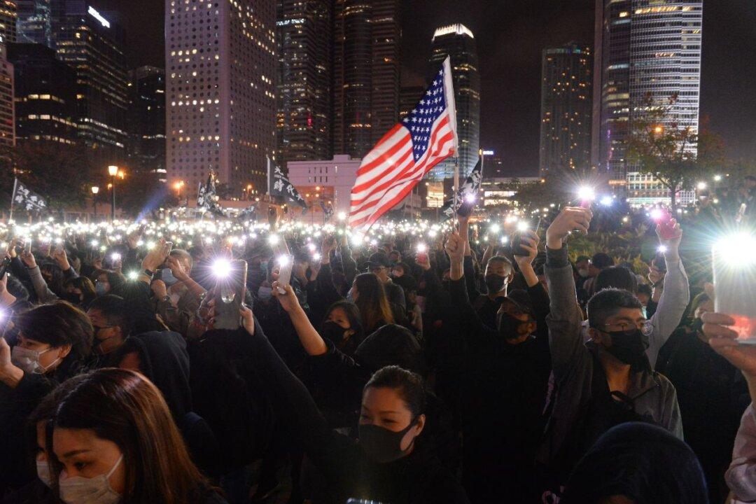 Thousands Rally in Support of Hong Kong Aid Group Targeted by Police