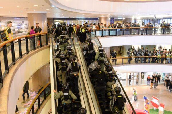 Police are seen on the elevator in a shopping mall dispersing protesters in Harbour City shopping center of Tsim Sha Tsui, Kowloon, on Dec. 24, 2019. (Sung Pi-lung/The Epoch Times)