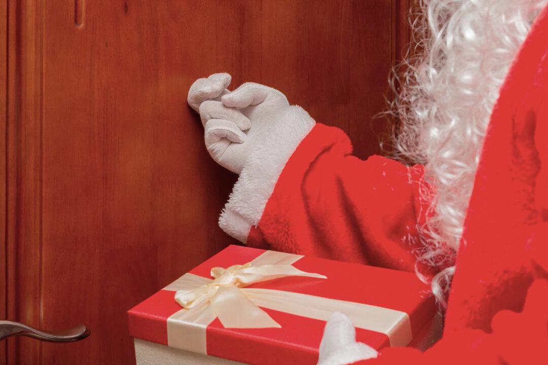 Marine Secretly Comes Home for Christmas Dressed As Santa–and His Reunion With Dad Is Stunning