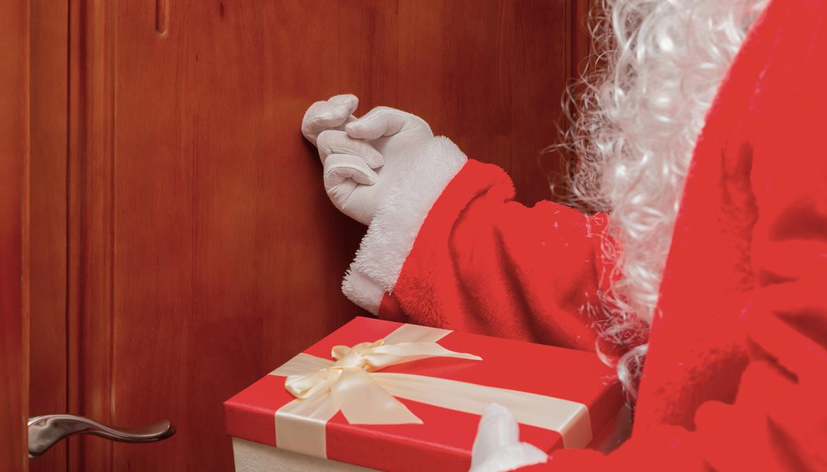 Marine Secretly Comes Home for Christmas Dressed As Santa–and His Reunion With Dad Is Stunning