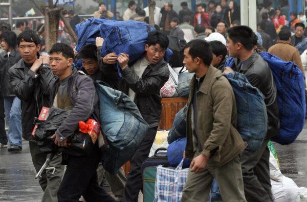 Chinese migrant workers arrive to board a train at Shanghai station before returning to their home towns for the Chinese New Year holiday on Feb. 8, 2007. (Mark Ralston/AFP via Getty Images)