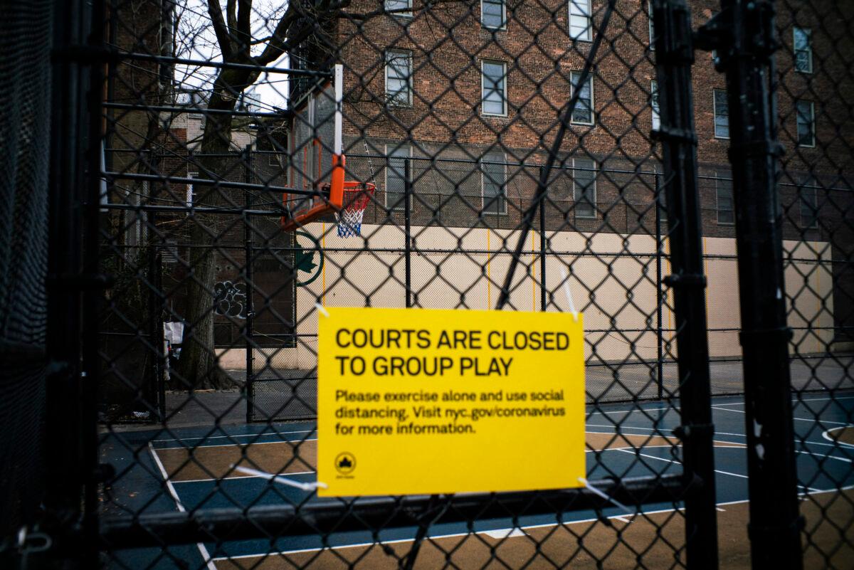 Basketball courts are empty due to the spread of the CCP virus in New York City on March 24, 2020. (Eduardo Munoz Alvarez/Getty Images)