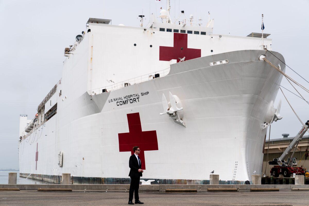 The USNS Comfort is docked at Naval Station Norfolk in Norfolk, Virginia, on March 28, 2020. The hospital ship will depart for New York City on March 28 to aid in the CCP virus outbreak. (Erin Schaff/Pool/AFP via Getty Images)