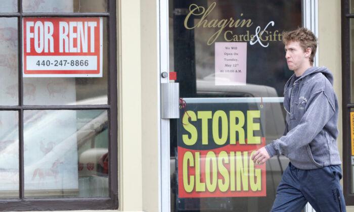 US GDP Suffers Record Collapse, Jobless Claims Point to Stalling Recovery