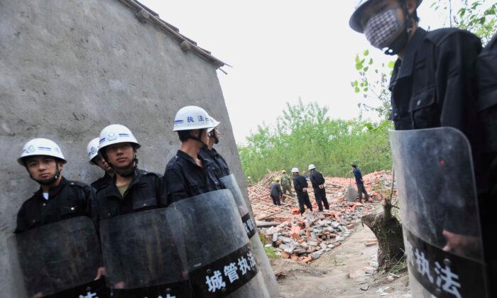 Beijing Homeowners Pepper Sprayed by Police When Defending Their Homes