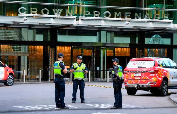 Police stand guard outside an inner-city hotel where travellers returned from overseas after staying in isolation in Melbourne, Australia on March 30, 2020. (William West/AFP via Getty Images)