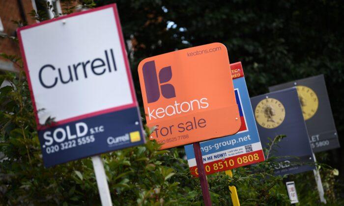 UK House Prices Show Strongest 5-Month Growth Run Since 2004: Halifax