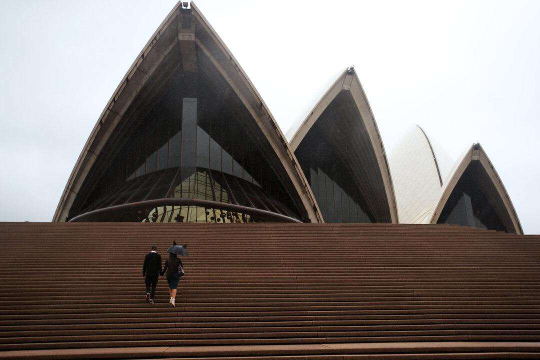 Four Hit by Lightning, 300 Flights Delayed in Sydney