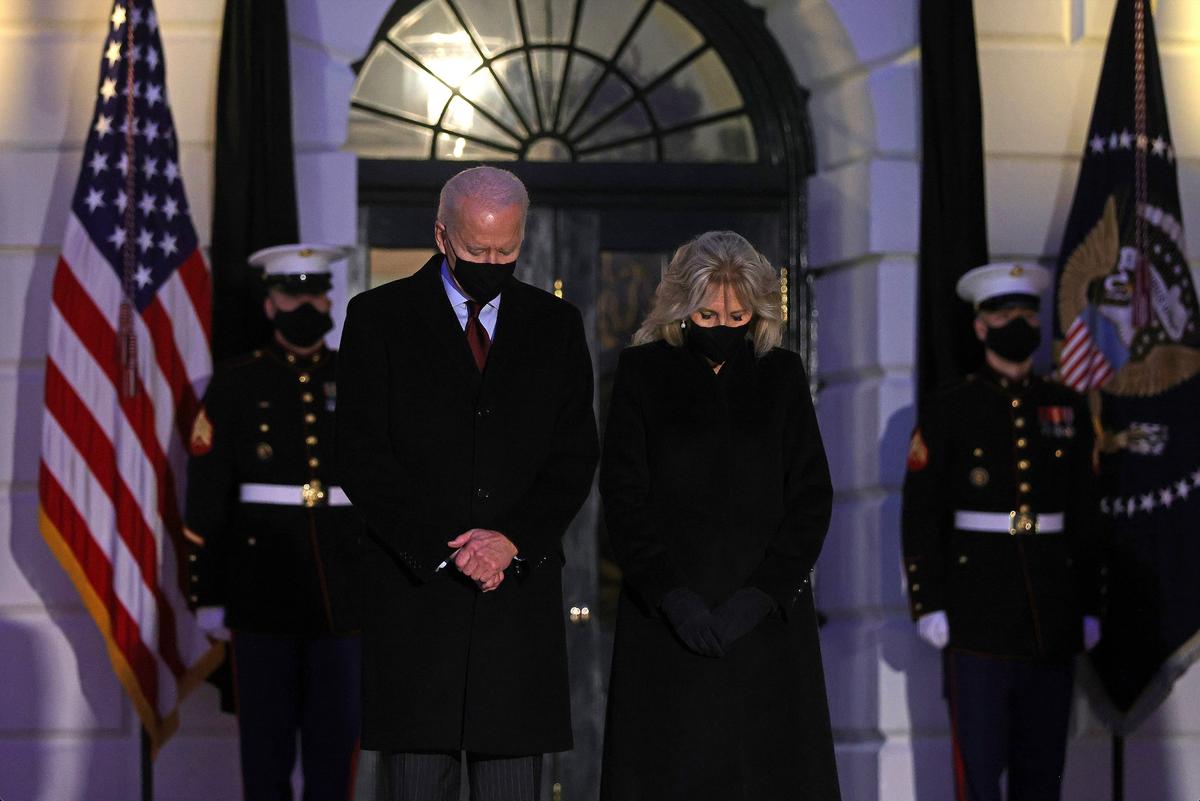 White House Holds Moment of Silence as COVID-19 Deaths Surpass 500,000