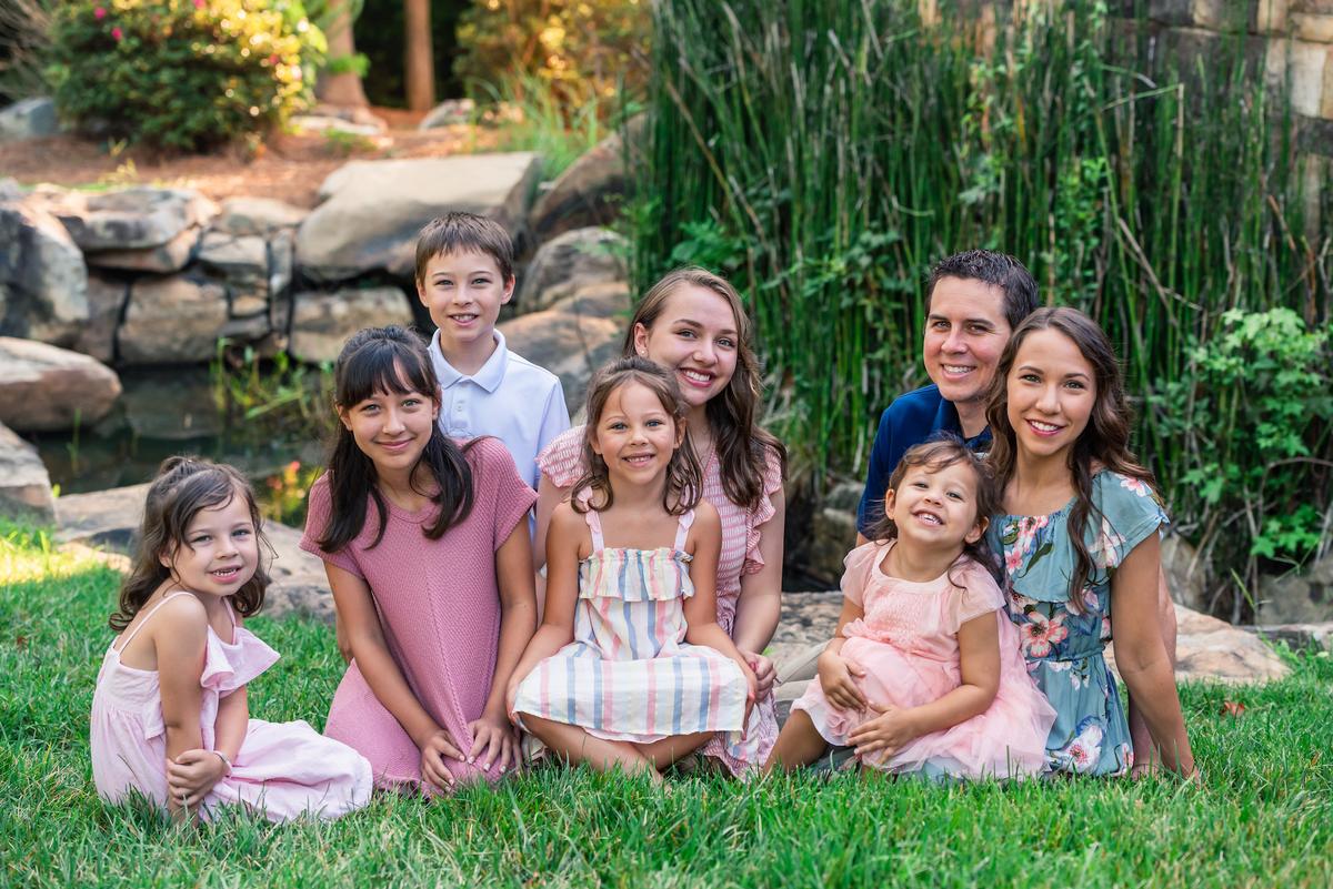 Leah (R) and her husband, Mark, with their five children and Leah's birth daughter (C). (Courtesy of Carissa Rogers Photography via <a href="https://www.thegracebond.com/">Leah Outten</a>)