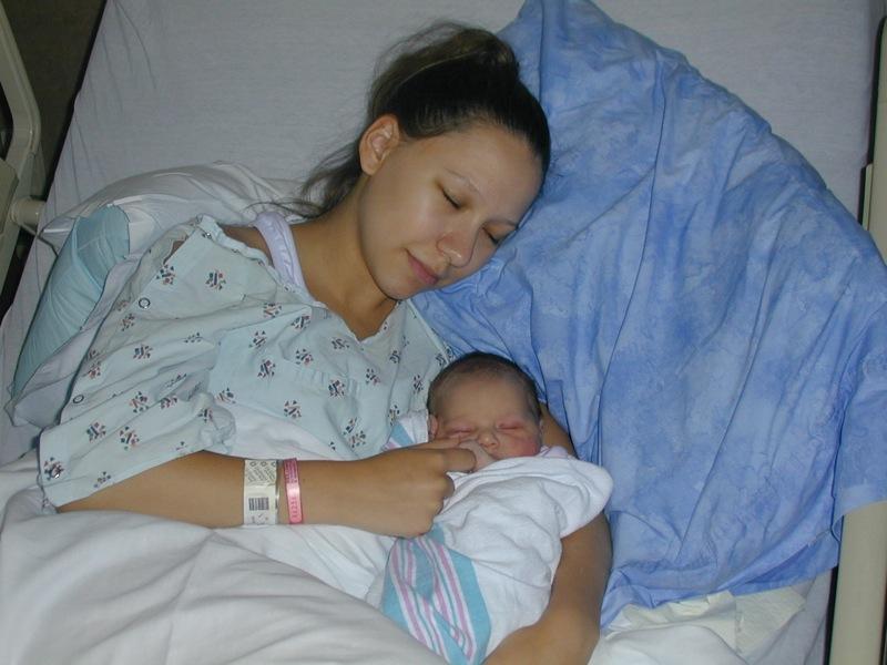 Leah with her newborn baby in the hospital. (Courtesy of <a href="https://www.thegracebond.com/">Leah Outten</a>)