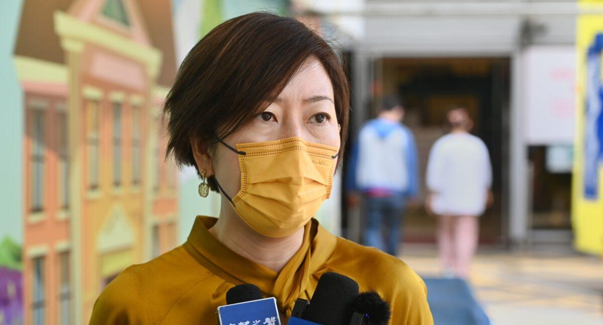 Sarah Liang, a reporter for the Hong Kong edition of The Epoch Times, speaks to local media outside of the Queen Elizabeth Hospital in Hong Kong on May 11, 2021. (Song Pi-lung/The Epoch Times)