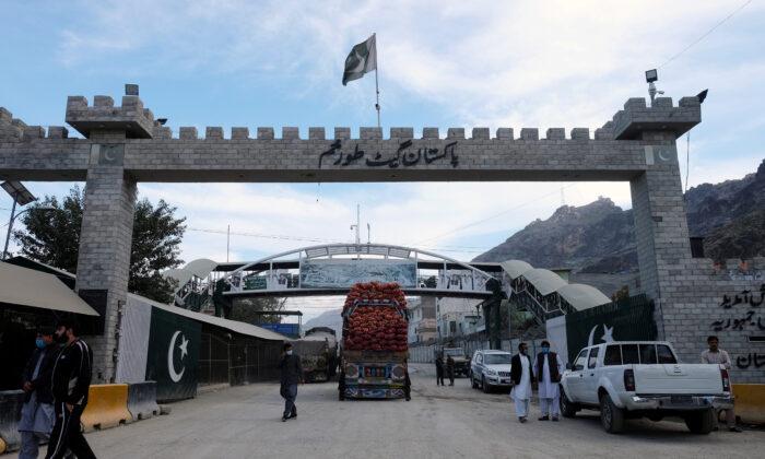 Pakistan Reopens Afghanistan Border Crossing Held by Taliban