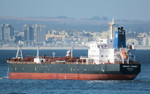 Liberian-flagged oil tanker Mercer Street leaves Cape Town, South Africa, on Jan. 2, 2016. (Johan Victor via AP)