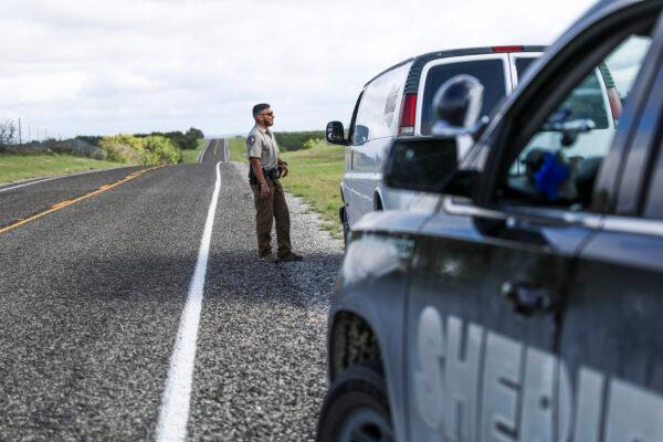 Kinney County Sheriff's Deputy Danny Molinar stops a vehicle in Brackettville, Texas, on Aug. 6, 2021. (Charlotte Cuthbertson/The Epoch Times)