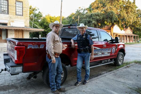 Kinney County Sheriff Brad Coe (L) and Galveston Constable Jimmy Fullen outside the sheriff’s office in Brackettville, Texas, on Aug. 16, 2021. (Charlotte Cuthbertson/The Epoch Times)