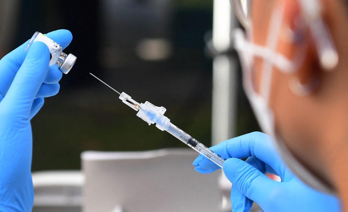 The Pfizer COVID-19 vaccine is prepared for administration at a vaccination clinic in Los Angeles, Calif., on Sept. 22, 2021. (Frederic J. Brown/AFP via Getty Images)