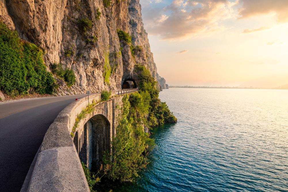 The coastal road near Limone del Garda. (Stefano Termanini/Shutterstock)