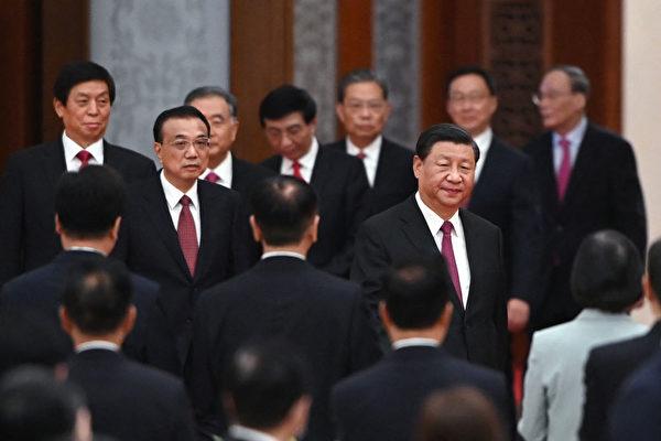 Chinese leader Xi Jinping (right) arrives with Premier Li Keqiang (left) and members of the Politburo Standing Committee for a reception at the Great Hall of the People in Beijing on Sept. 30, 2021. (Greg Baker/AFP via Getty Images)