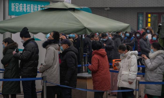 Thousands of Beijing Citizens Take COVID Test in Bitter Cold in Order to Restore Their Health Code
