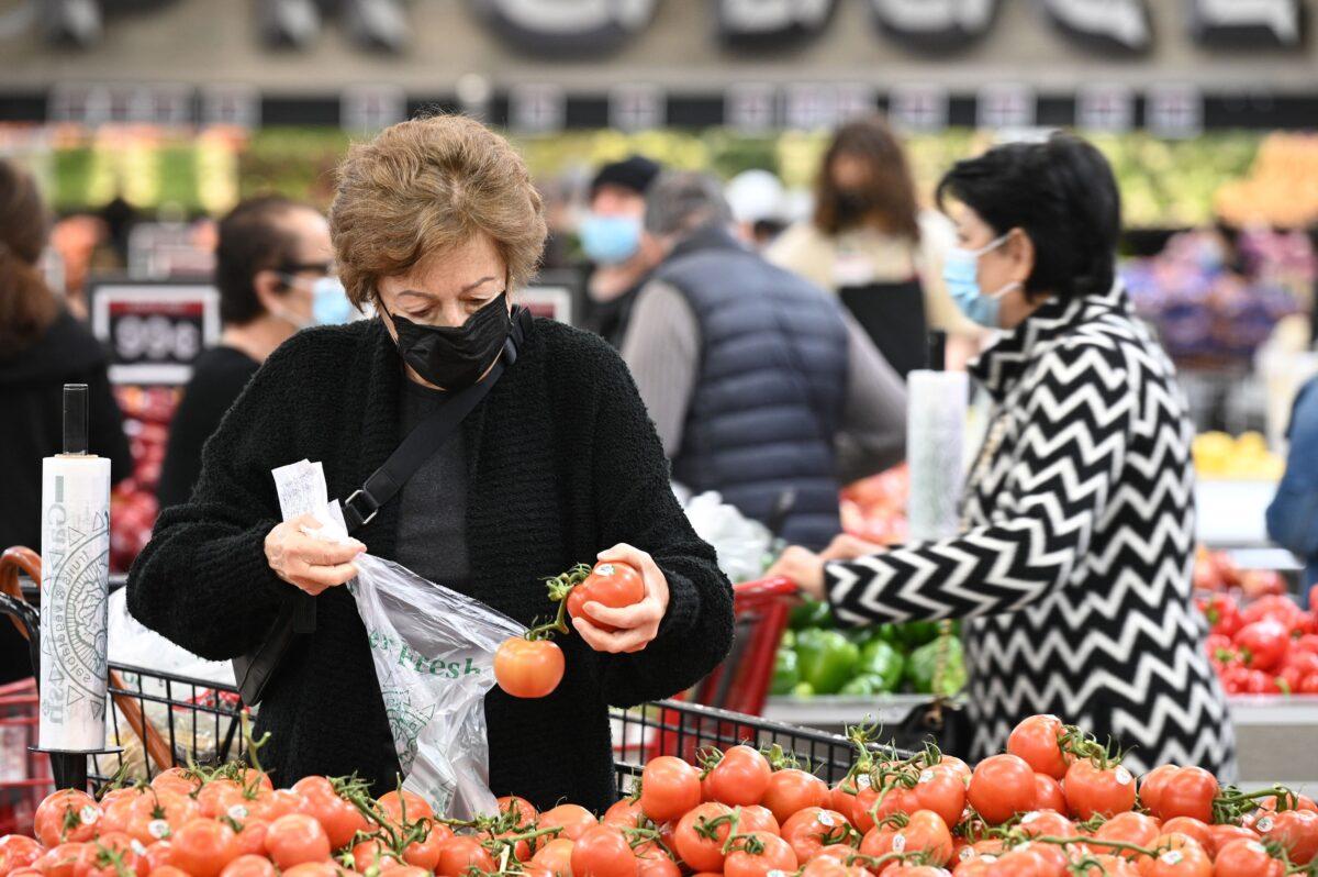 People shop for groceries at a supermarket in Glendale, Calif., on Jan. 12, 2022. (Robyn Beck/AFP via Getty Images)