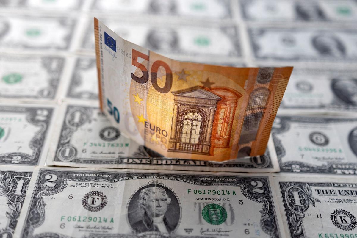 Euro Eases Versus Dollar as Traders Await Further Clues on Fed, ECB Path