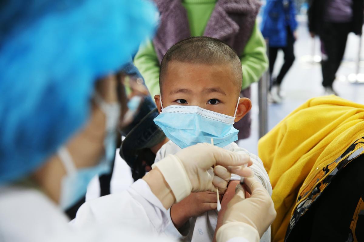 Chinese Health Expert: COVID Vaccines Can Cause Myocarditis