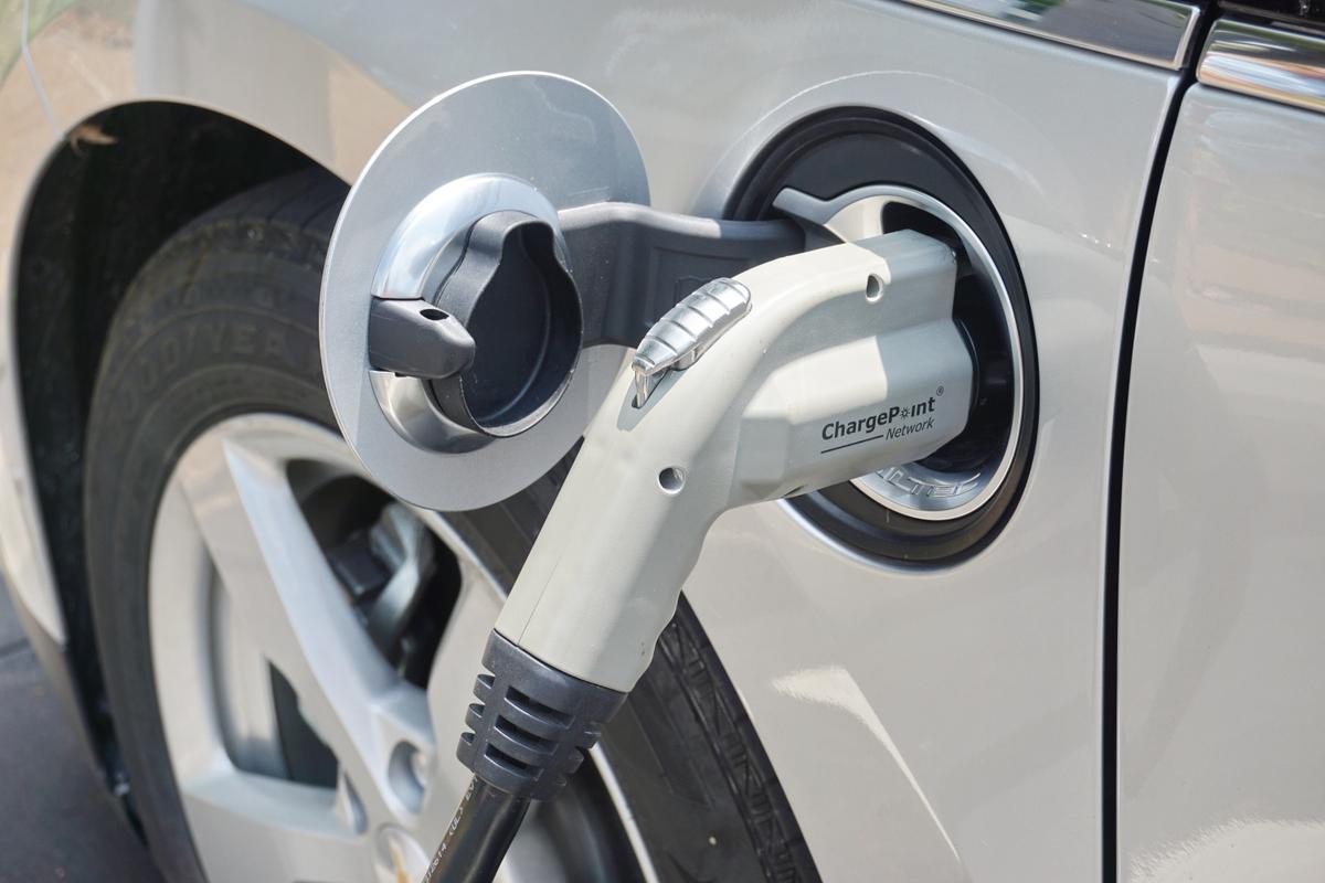 Switzerland Considering Bans on Electric Car Use, Power Cuts Amid European Energy Crunch