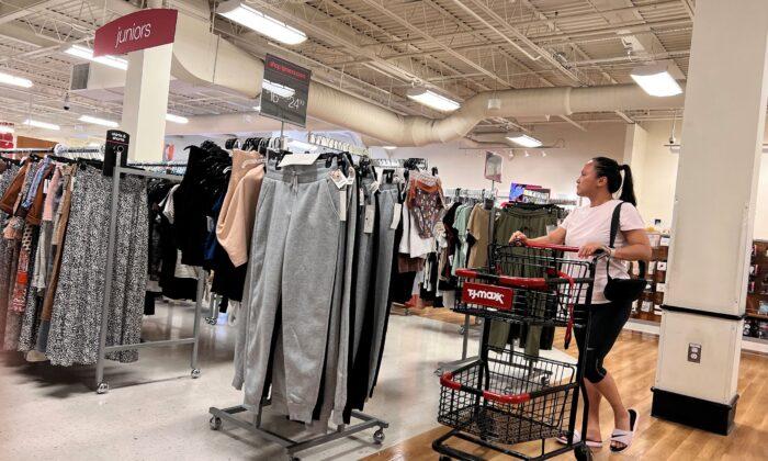 US Retailers Slash Clothing Prices as Shoppers Cut Purchases