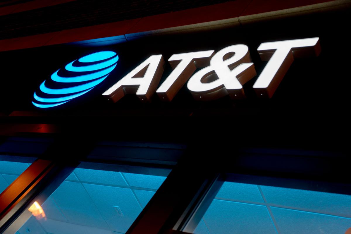 Big Three Wireless Carriers Join Forces to Improve Access to Satellite Cell Service