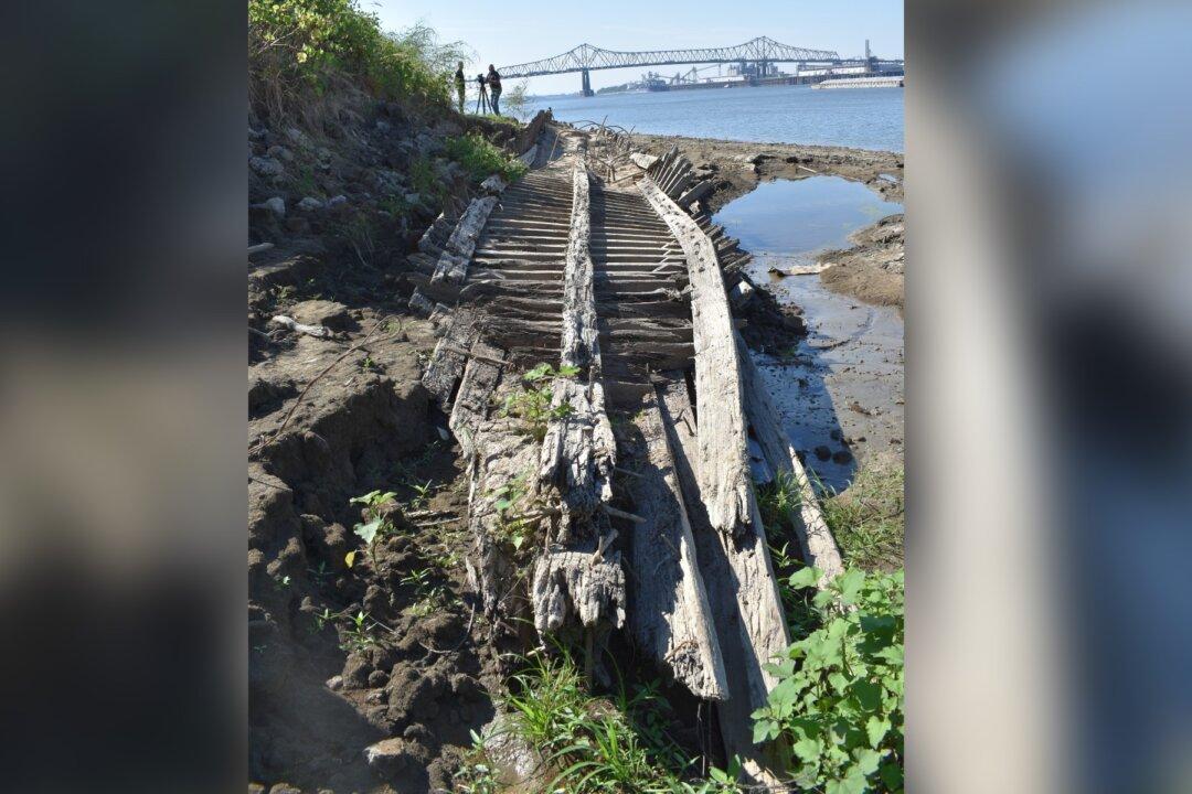 19th Century Sunken Ship Revealed by Low Water Levels in Mississippi River