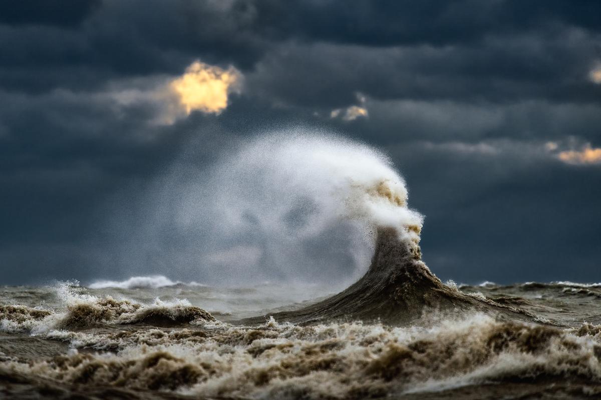 Waves creating spray formations at Lake Erie. (Courtesy of <a href="https://www.instagram.com/trevorpottelbergphotography/">Trevor Pottelberg Photography</a>)