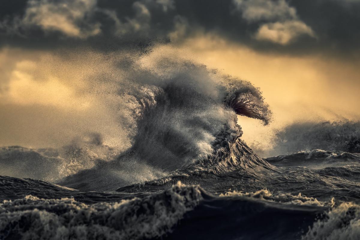 More incredible waves at Lake Erie in 2022. (Courtesy of <a href="https://www.instagram.com/trevorpottelbergphotography/">Trevor Pottelberg Photography</a>)