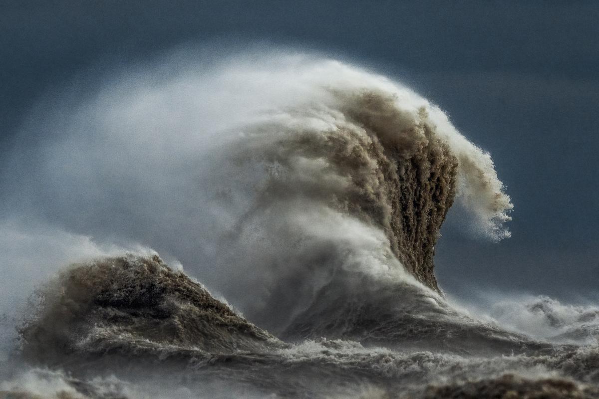 Waves spray gallons of H2O at Lake Erie in 2022. (Courtesy of <a href="https://www.instagram.com/trevorpottelbergphotography/">Trevor Pottelberg Photography</a>)