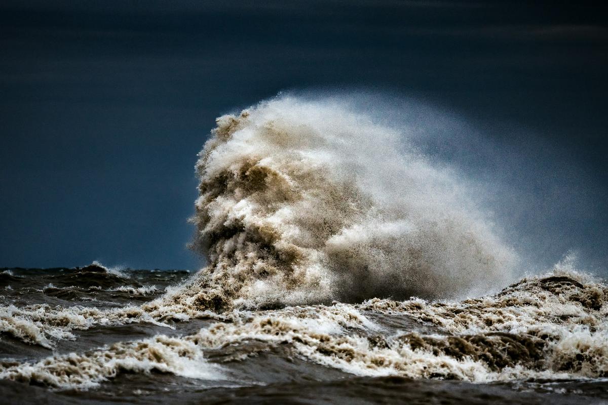 Ferocious waves at Lake Erie in 2022. (Courtesy of <a href="https://www.instagram.com/trevorpottelbergphotography/">Trevor Pottelberg Photography</a>)