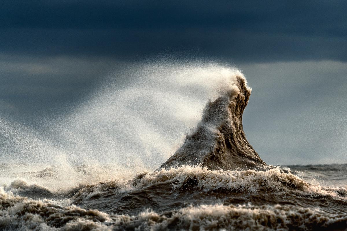 Waves display incredible power at Lake Erie in 2022. (Courtesy of <a href="https://www.instagram.com/trevorpottelbergphotography/">Trevor Pottelberg Photography</a>)
