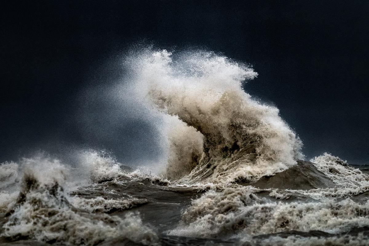 Ferocious waves at Lake Erie in 2022. (Courtesy of <a href="https://www.instagram.com/trevorpottelbergphotography/">Trevor Pottelberg Photography</a>)