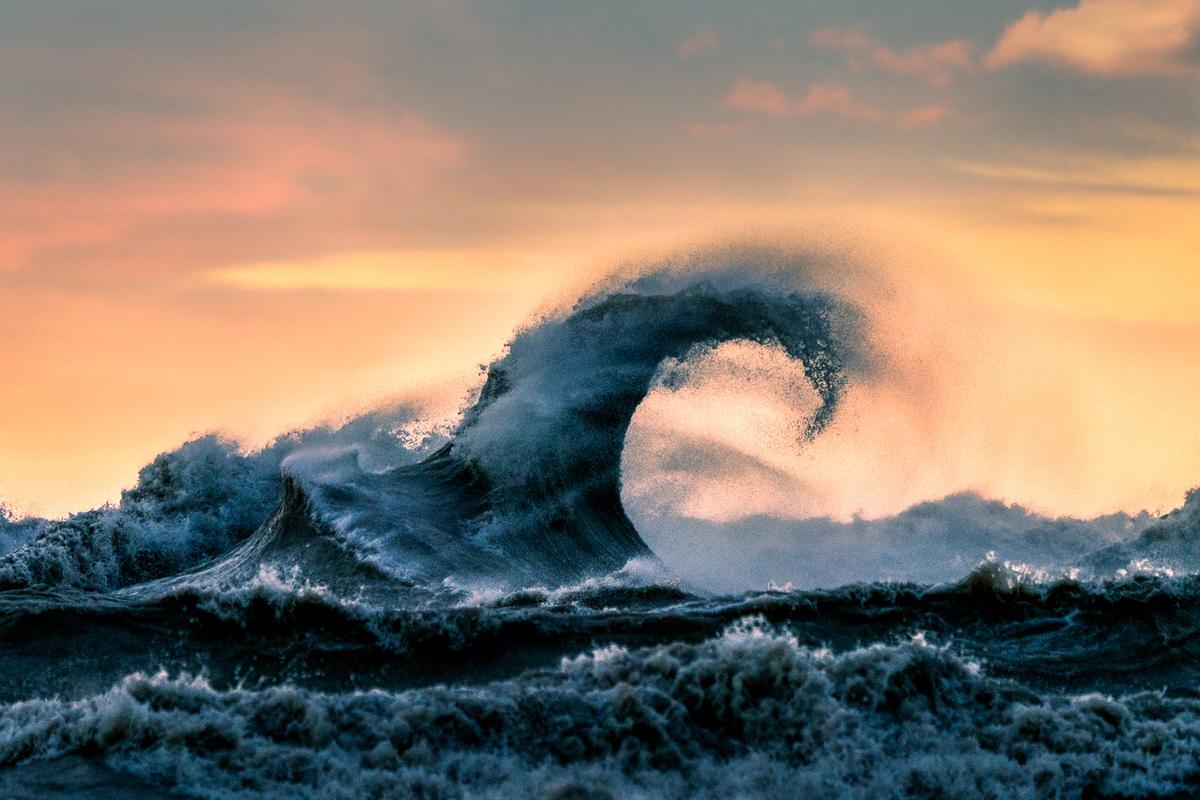 A wave forms a perfect curl at Lake Erie in 2022. (Courtesy of <a href="https://www.instagram.com/trevorpottelbergphotography/">Trevor Pottelberg Photography</a>)