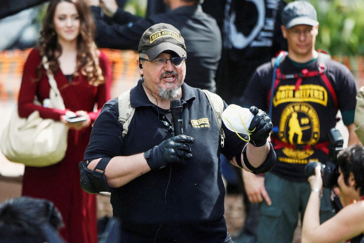 Oath Keepers founder Stewart Rhodes speaks during the Patriots Day Free Speech Rally in Berkeley, California, April 15, 2017. (Jim Urquhart/Reuters)