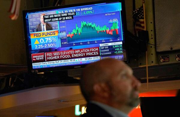 Traders work at the New York Stock Exchange on July 27, 2022. (Timothy A. Clary/AFP via Getty Images)